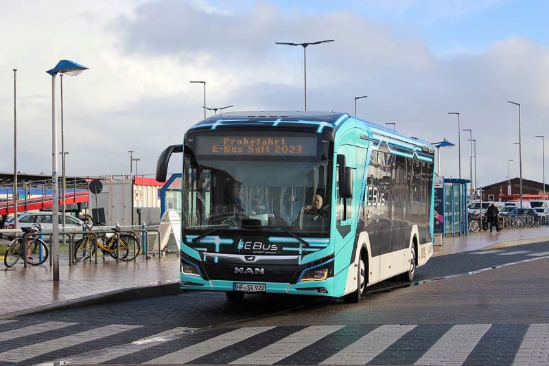 Ein vollelektrischer MAN-Solobus wartet am 19. Januar 2023 am ZOB in Westerland auf die Fahrgste. 
