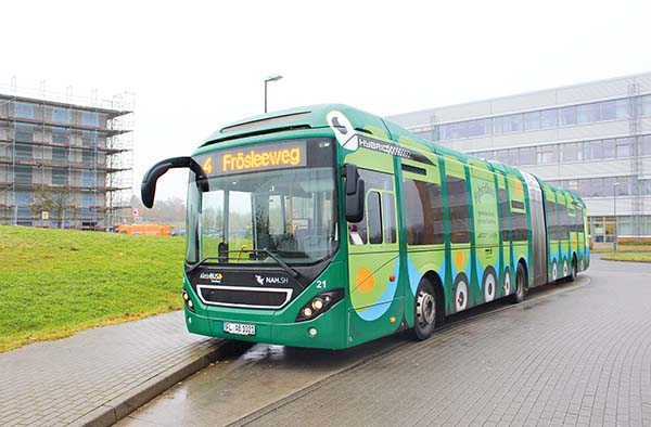 Der Hybridbus in Flensburg als Raupe