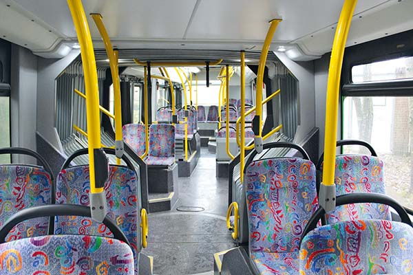 Der Fahrgastraum des Hybridbusses